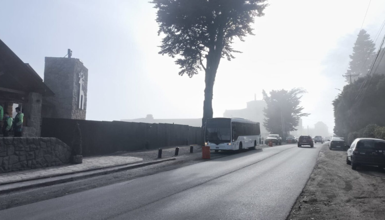 Movimiento de maquinaria en la Bustillo por la pavimentación de laterales en el km 1