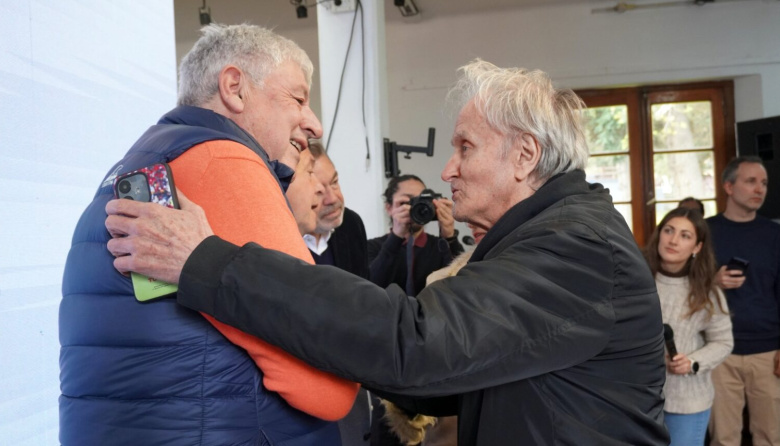 Cortés firmó el convenio con Camuzzi y recibió los pliegos para obras en los barrios