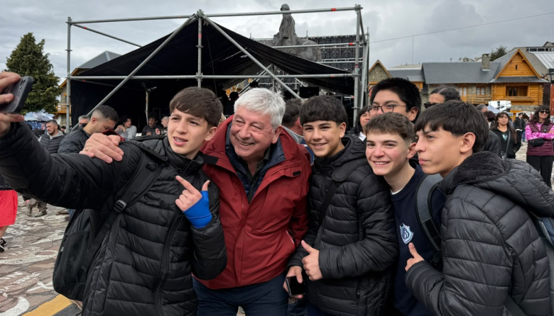 Entre stands, música y baile, Cortés compartió con los estudiantes la Semana de la Juventud en Bariloche
