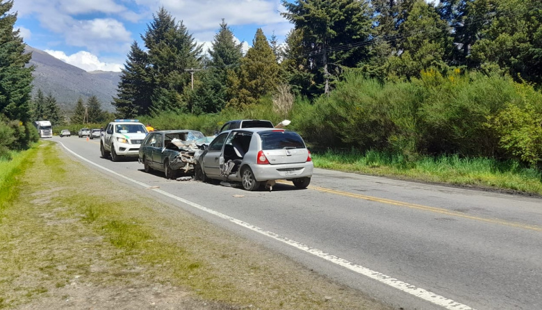Una mañana de tensión en la Ruta 40: choque de frente, una conductora atrapada y heridos en el Hospital Zonal