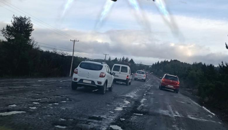 Ruta 82 destrozada: los autos esquivan pozos gigantes, se tiran a la vereda y ya hubo un vuelco