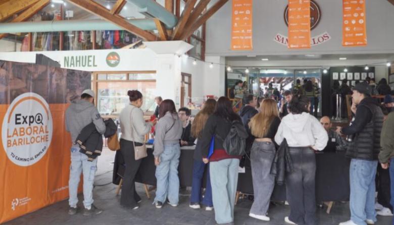 Una multitud en busca de empleo y empresas que necesitan gente para la temporada