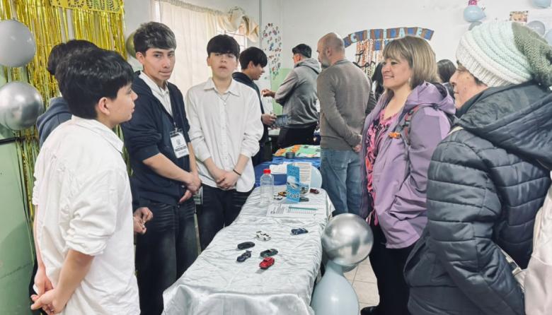 Alumnos del Ceferino Namuncurá armaron en El Frutillar una muestra con juegos y saberes patagónicos