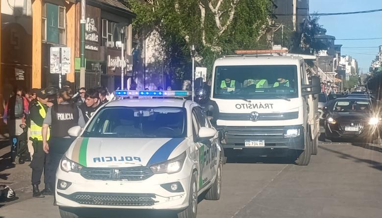 Persecución a contramano en pleno centro de Bariloche terminó con conductores detenidos en la calle Mitre