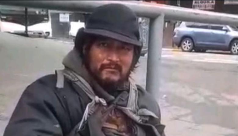 Quedan tres canillitas en Bariloche y hoy uno de ellos ofrece el póster de Messi