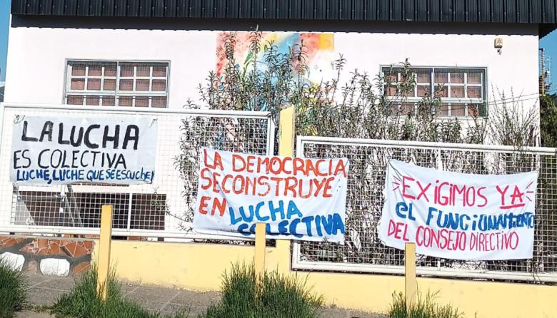 Clases en la calle para reclamar que se respete la vida democrática del instituto docente