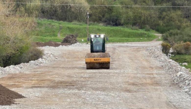 Vuelve el rodillo a la calle de la barda y el Municipio promete “menos rodeos”