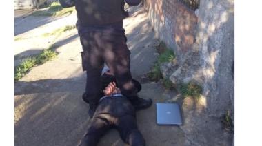 Policía detiene a ladrón de notebook en flagrancia