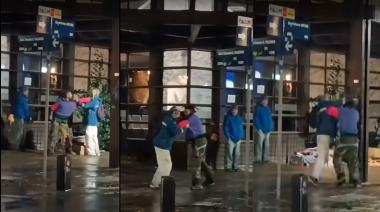 Video: Pelea callejera en Bariloche: un conflicto entre vendedores terminó a las piñas en plena esquina céntrica