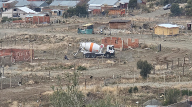 ¿Recursos públicos para beneficio privado? llevan hormigón a un terreno particular