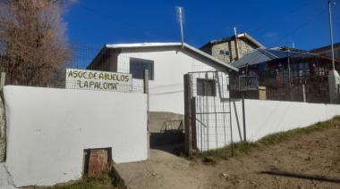 Vecinos se unieron para renovar el Centro de Abuelos con una jornada de pintura comunitaria