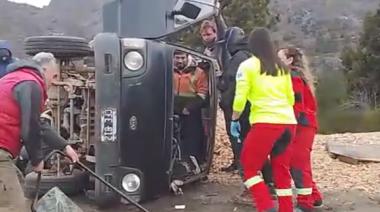 (VIDEO) Volcó un camión en la intersección de rutas 82 y 40: vecinos habían advertido sobre problemas de señalización