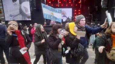 Jubilados irrumpieron en la Fiesta de la Nieve con disfraces de Milei para reclamar por sus derechos
