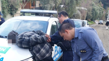 Un sujeto interceptó a una vecina, le robó la cartera y el celular, y luego fue detenido por efectivos policiales