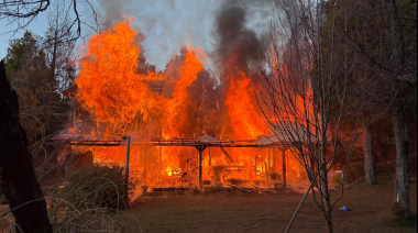 Incendio en vivienda contigua al supermercado Qmark moviliza a bomberos esta tarde