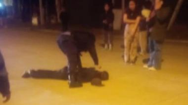 Se metió en una vivienda con dos más, y lo apuñalaron
