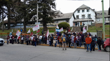 Los gremios estatales volvieron a salir a la calle y un concejal pidió al Gobierno que active el Consejo Provincial de Salud