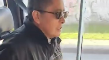 (VIDEO) Vecinos denuncian que un chofer de la línea 60 cerró la puerta sobre un adolescente y arrancó el colectivo