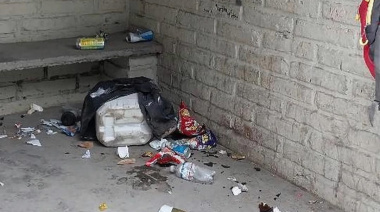 Una vecina limpia las garitas de colectivo del km 12 y pide compromiso a la comunidad para hacerse cargo de su basura