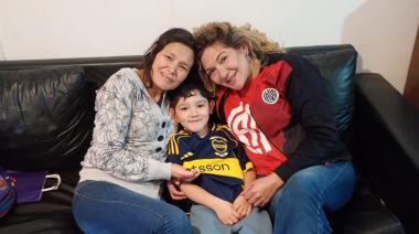 Esto es fútbol: Hinchas de River le regalaron una camiseta de Boca al niño al que le robaron la suya en el festejo del Superclásico