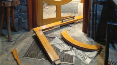 Entraron a robar a un restaurante, el propietario los vio por la cámara y la policía sorprendió a uno de ellos in fraganti