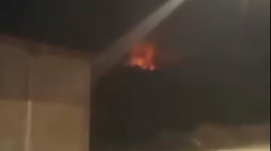 (VIDEO) Un incendio forestal detrás del gimnasio N° 2 alertó a los vecinos de esa zona de Bariloche