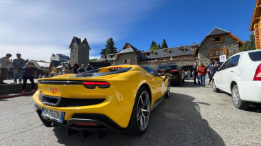 Las Ferrari posaron en el Centro Cívico para el deleite de turistas y residentes