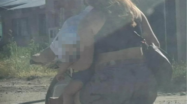 Fueron escrachados por llevar a su bebe sin casco, la mujer acusó envidia y desató las críticas en el forobardo de Bache3000