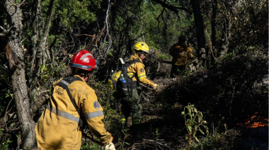 ¿Cómo sigue el operativo para extinguir el incendio en cerro Otto?