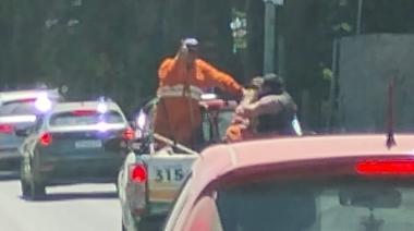 Municipales viajan en la caja de una camioneta oficial en plena vía pública