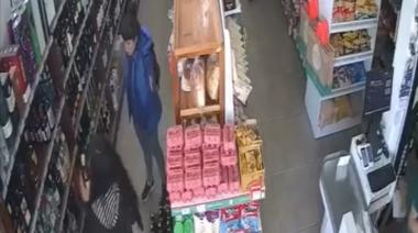 ​​​​​​​Comerciante denuncia robo de dos jóvenes en su local: "Tenemos todo filmado pero la policía no hará nada"