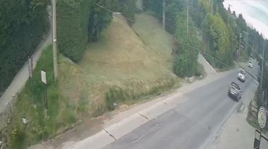 (VIDEO) Un Robin Hood automovilístico le frenó la fiesta a una Ferrari que circulaba como en Monza por la Bustillo