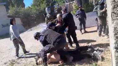 (Video) Desalojo violento en Bariloche: gas lacrimógeno, piedras y cuatro detenidos en el caso de Julia Chávez