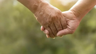 Un abuelo jubilado asumió el compromiso alimentario que su hijo no cumple y acordó aportar un dinero mensual para sus nietos