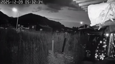 (VIDEO) No se salvan ni las luces: entraron a un domicilio de El Frutillar y se llevaron la decoración navideña