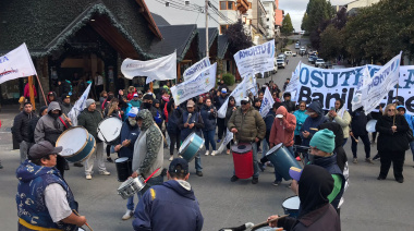 Gastronómicos de Bariloche salen a la calle contra la Reforma Laboral del Gobierno nacional