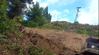 Alerta en La Barda: el Municipio detectó que vecinos se apoyan en un cable de media tensión para subir por la obra