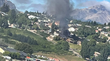 (VIDEO) Voraz incendio en una vivienda de barrio La Cumbre