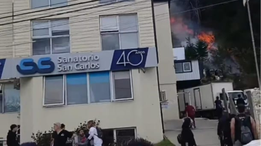 (VIDEO) Incendio de interfase detrás del Sanatorio San Carlos: evacuación y corte parcial de tránsito en Bustillo