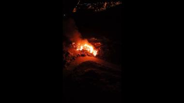 (Video) El vertedero municipal volvió a incendiarse: llamas de hasta 4 metros iluminaron la noche de Bariloche
