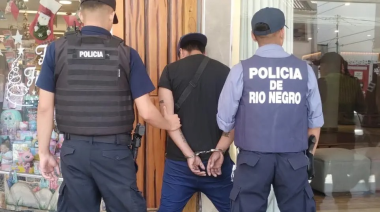 Prófugo por robos en Roca: cayó vendiendo pirotecnia ilegal en Bariloche