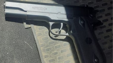 Amenazaron a una mujer y le robaron el auto con un arma de juguete: un adolescente detenido tras persecución policial y otro aún prófugo