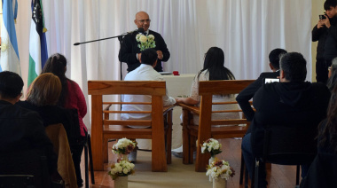 ¡Ocho casamientos en una mañana!: "Se formaliza una familia más en Bariloche, no es un simple acto"