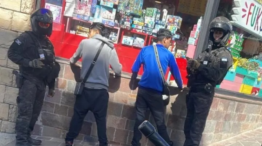 Caen dos "delivery narco" con droga fraccionada y una moto robada tras circular en contramano