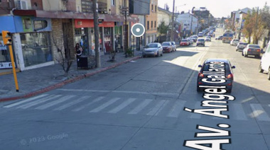 Lo persiguieron y lo atraparon: robó valijas de un auto de alquiler, las tiró en plena fuga, pero pasó la noche en la comisaría