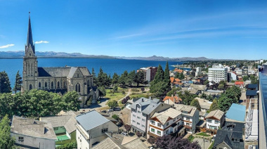 Nuevo informe de hoteleros: la ciudad recibió más turistas en 2025 pero se desplomó el gasto por visitante