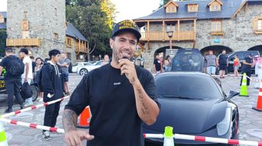 (VIDEO) Los barilochenses podrán acelerar el Ferrari negro de Maradona a 350 km/h en el Cerro Catedral