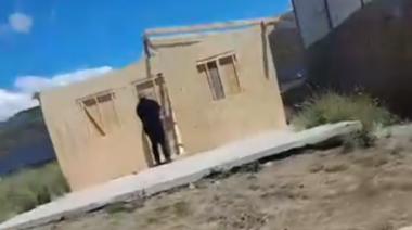 Vecinos de Altos del Este exigen al municipio solución habitacional para Julia Chávez y rechazan instalación irregular de casilla