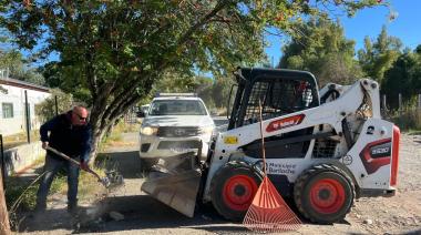 Limpieza profunda en el km 8: vecinos destacan el trabajo de la Delegación Cerro Otto ante el uso indebido de tachos escolares