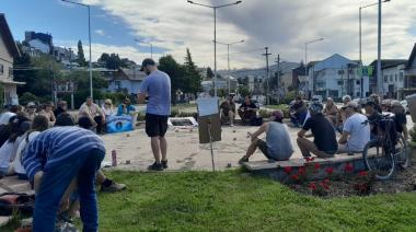 Trabajadores debaten reforma laboral y DNU de inteligencia en asamblea en la rotonda del Ñireco